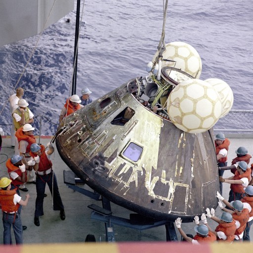 Apollo13-load_on_deck / NASA