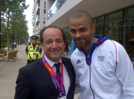 Tony-Parker-il-prend-la-pose-avec-Francois-Hollande-aux-JO-de-Londres-!_portrait_w674