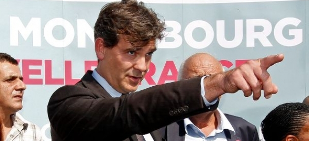 Yo Monty ! Le costard marron de syndicaliste années 70 et le bout de manche de chemise à la longueur parfaite pour juste dépasser comme il faut, il faudra à parler à Hollande