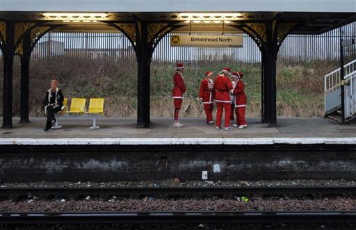 angleterre-pas-de-traineau-mais-le-metro-pour-ces-peres-noel-attendus-au-centre-de-liverpool-hier