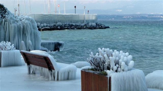 sculpture-de-glace-sur-les-bords-du-lac-leman-a-nernier