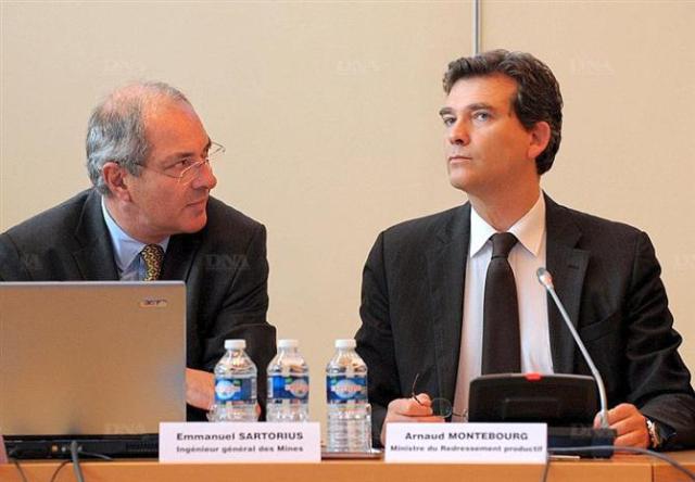 arnaud-montebourg-a-l-ecoute-d-emmanuel-sartorius-en-conference-de-presse-photo-afp1
