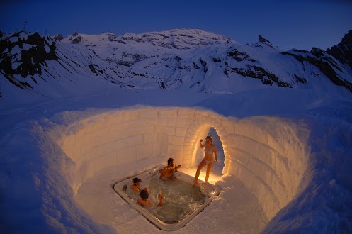 Salon de lecture : jacuzzi extérieur du village d'igloos à Zermatt (Crédits : Schurch)