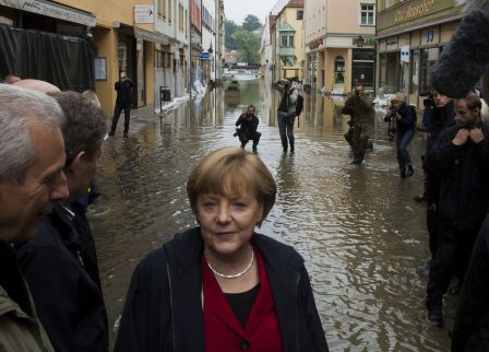 2459277_german-chancellor-merkel-inspects-flooded-street-near-elbe-river-in-east-german-town-of-pirna-inondations-allemagne