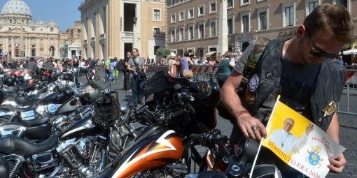 certains-participants-brandissaient-des-pancartes-disant_605458_510x255