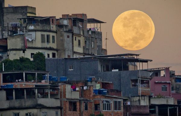 supermoon-lunar-perigee-seen-may-2012-rio-houses_52633_600x450