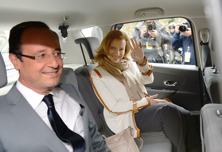 quand-toute-la-republique-est-suspendue-aux-tweets-de-valerie-trierweiler,M88290