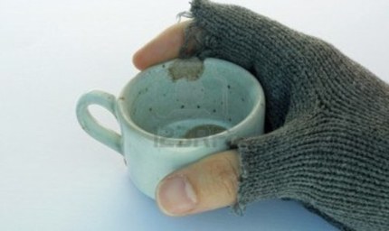 pauvre-homme-tenant-une-tasse-de-cafe