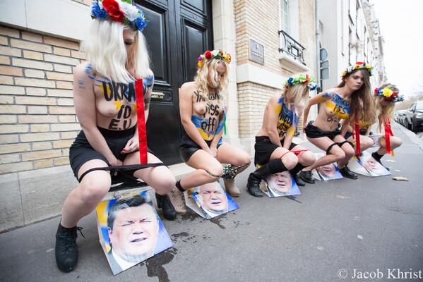 Femen devant l'ambassade d'Ukraine à Paris le 1er décembre 2013