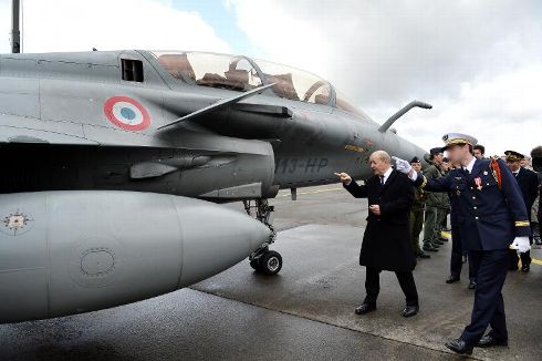 le-ministre-de-la-defense-jean-yves-le-drian-c-et-un-pilote-Rafale