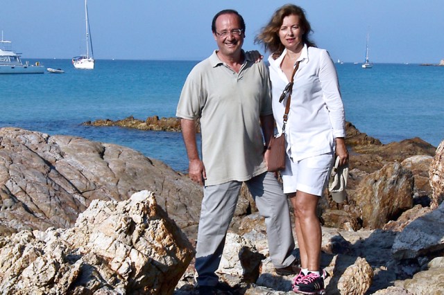 1409132-francois-hollande-et-valerie-trierweiler-en-vacances