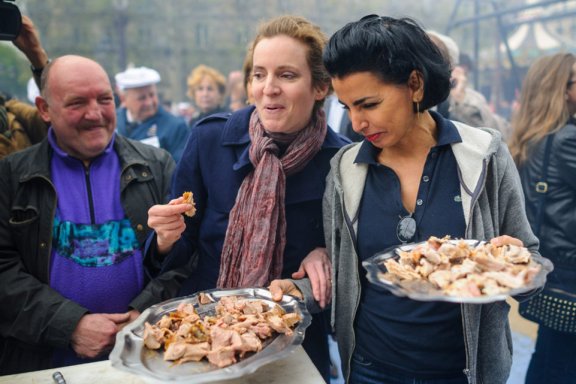 28.04-Rachida-Dati-qui-a-abandonne-sa-candidature-pour-la-primaire-UMP-plaisante-avec-Nathalie-Kosciusko-Morizet.-930620_scalewidth_961