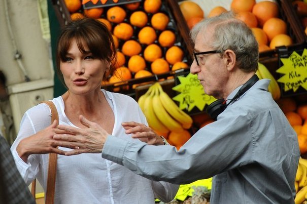 689941_le-cineaste-woody-allen-et-carla-bruni-sarkozy-lors-du-tournage-de-midnight-in-paris-a-paris-le-27-juillet-2010