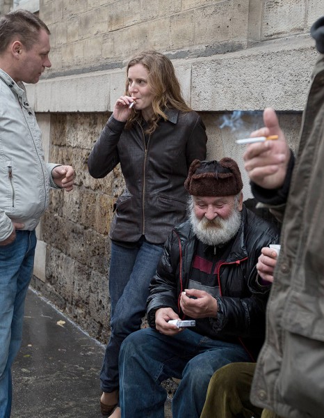 Quand-NKM-fume-une-cigarette-en-compagnie-de-SDF_reference
