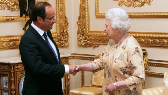 francois-hollande-et-la-reine-elizabeth-ii-a-windsor-pres-de-londres-10731515junny_1713