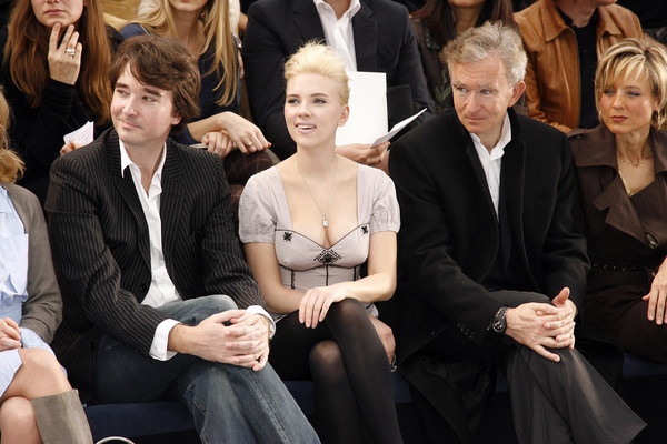 Scarlett-Johansson-a-la-Fashion-Week-Paris