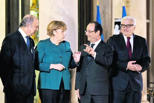francois-hollande-laurent-fabius-angela-merkel