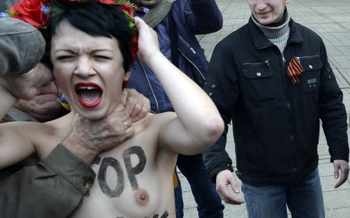 un-homme-etrangle-une-femen-ce-jeudi-6-mars-a-simferopol-crimee