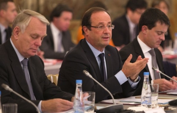 sem12octh-Z23-Ayrault-Hollande-Valls-recoivent-les-maires