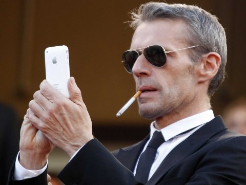 apple-iphone-smoking-lambert-wilson