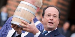 Et-Francois-Hollande-recut-un-tonneau-de-harengs-comme-souvenir-de-son-week-end-avec-Angela-Merkel