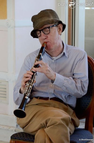 668071-woody-allen-joue-de-la-clarinette-dans-637x0-2