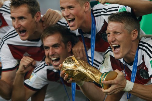 bastian-schweinsteiger-avec-la-coupe-du-monde-entoure-par-ses-coequipiers-le-13-juillet-2014-a-rio-archives