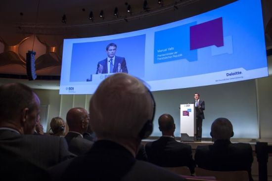 679446-le-premier-ministre-manuel-valls-le-23-septembre-2014-devant-le-patronat-allemand-a-berlin