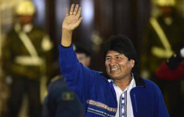 648x415_president-bolivien-sortant-evo-morales-reelu-12-octobre-2014-troisieme-mandat-salue-foule-a-paz
