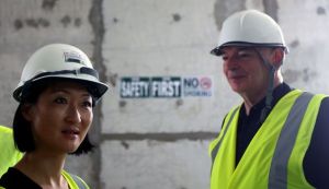 la-ministre-de-la-culture-fleur-pellerin-g-et-l-architecte-jean-nouvel-sur-le-chantier-du-site-du-louvre-d-abou-dhabi-le-4-novembre-2014_5143555