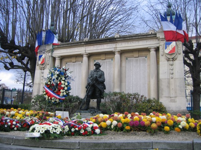 Monument_aux_morts_de_Maisons_Alfort_le_11_novembre