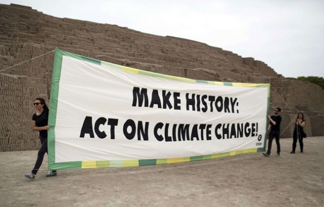 648x415_militants-oxfam-deploient-banderole-lima-perou-29-novembre-2014