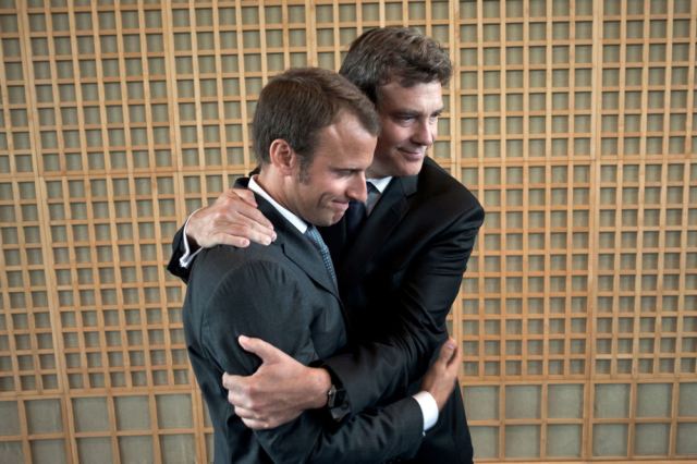 10215599-arnaud-montebourg-voit-emmanuel-macron-comme-le-labrador-de-francois-hollande